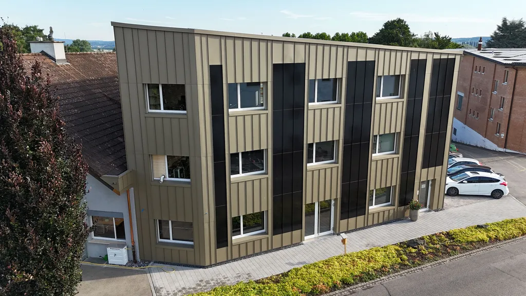 Gewerbegebaeude mit vertikaler aluminiumfassade front