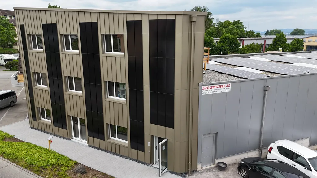 Gewerbegebaeude mit vertikaler aluminiumfassade