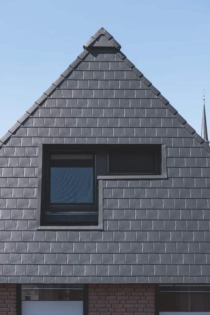 Giebel mit aluminiumschindeln und fenster
