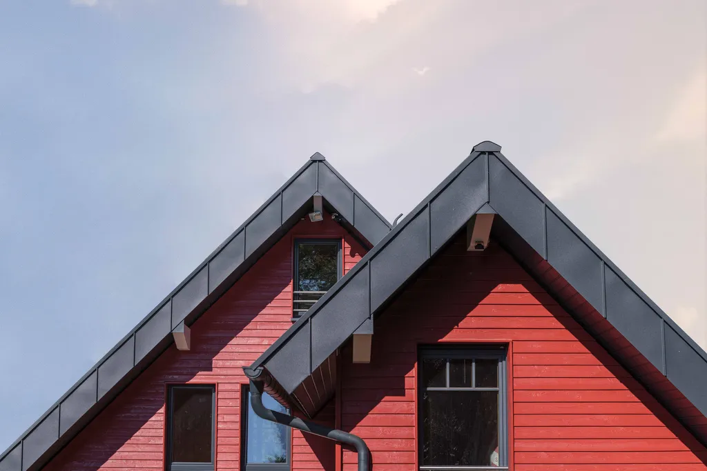 Giebelhaus mit aluminiumverkleideten dachkanten