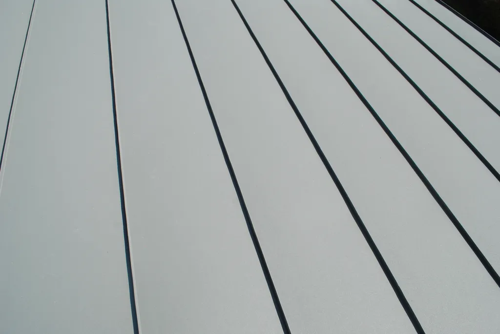 Graues aluminium falzdach detail