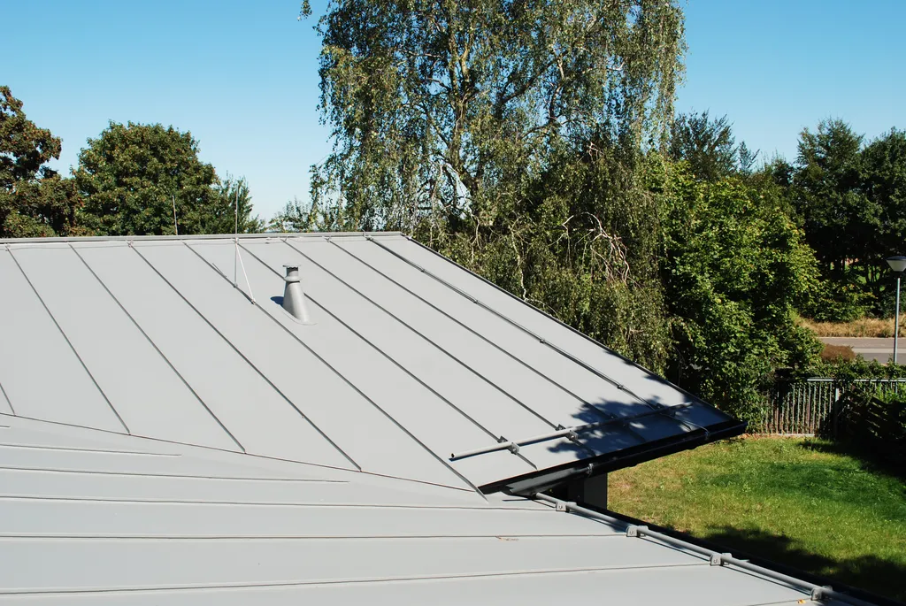 Graues aluminium falzdach
