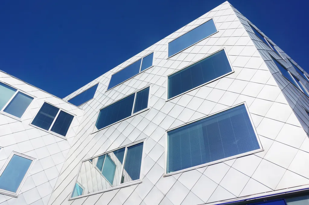 Helle aluminiumfassade mit diagonalstruktur