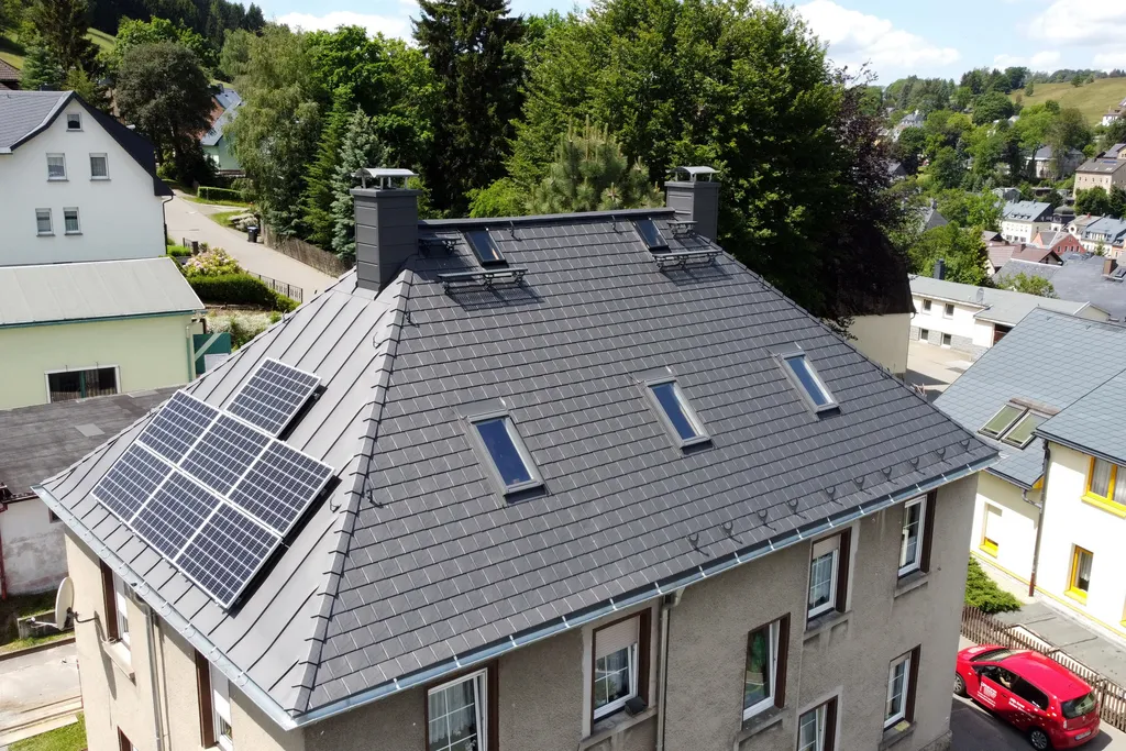 Mehrfamilienhaus aluminiumdach mit photovoltaik