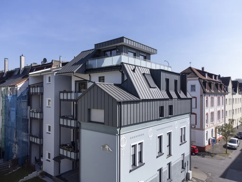 Mehrfamilienhaus aluminium falzdach seitenansicht