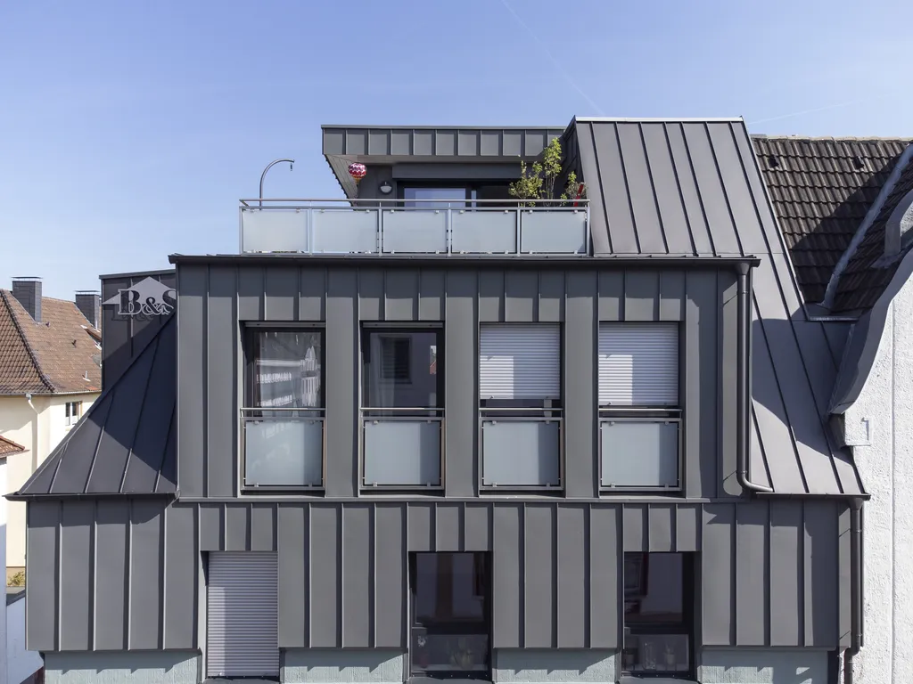 Mehrfamilienhaus mit aluminium falzdach