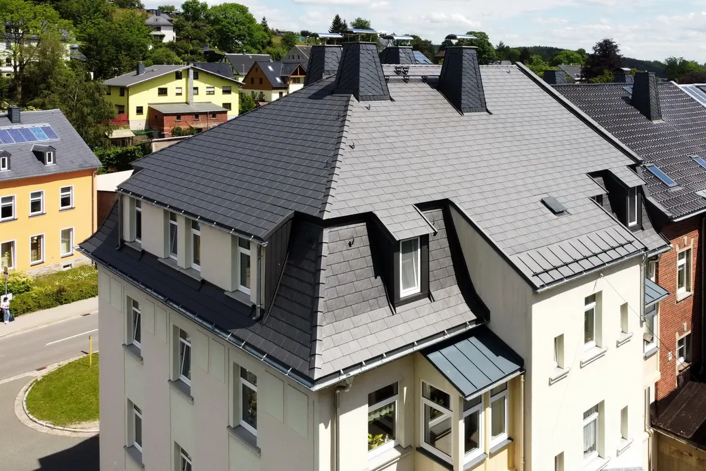 Mehrfamilienhaus mit aluminiumdach luftaufnahme