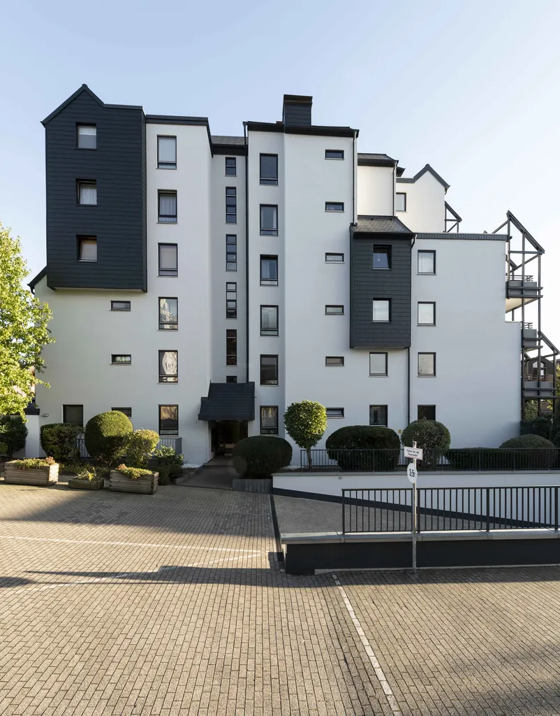 Mehrfamilienhaus mit dunkler aluminiumfassade