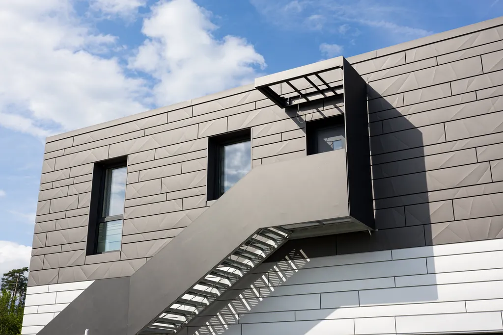 Moderne aluminiumfassade mit aussentreppe