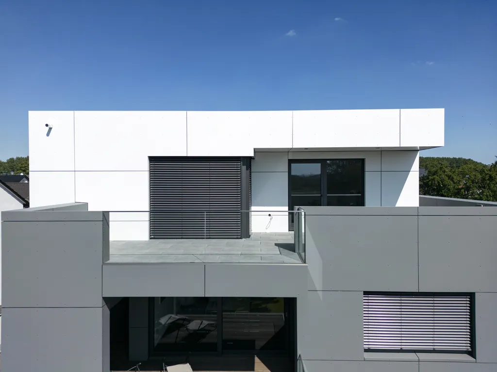 Moderne aluminiumfassade mit balkon