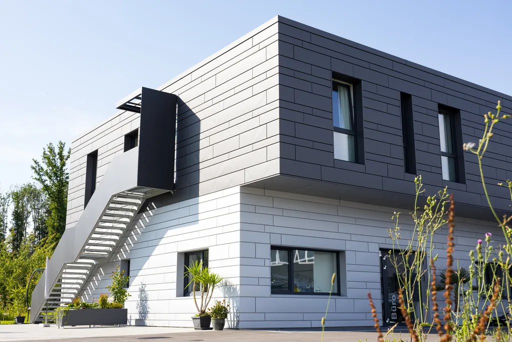 Moderne aluminiumfassade wohnhaus