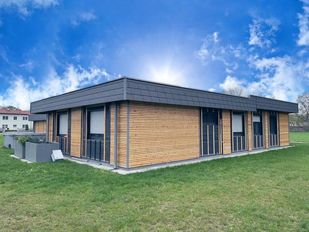 Modernes gebaeude mit aluminiumfassade und holz