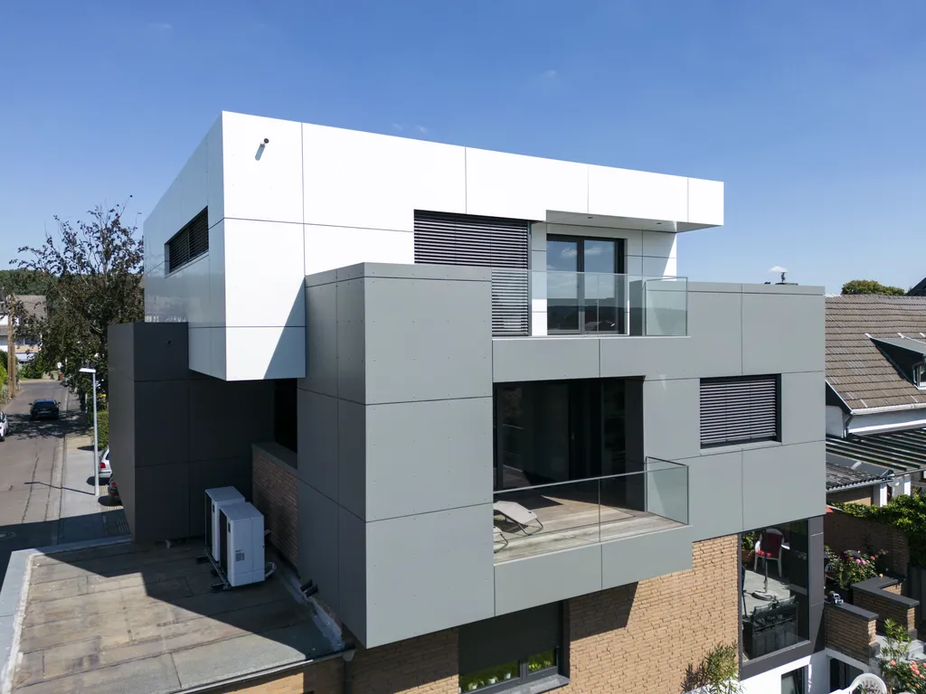 Modernes wohnhaus aluminiumfassade gesamtansicht