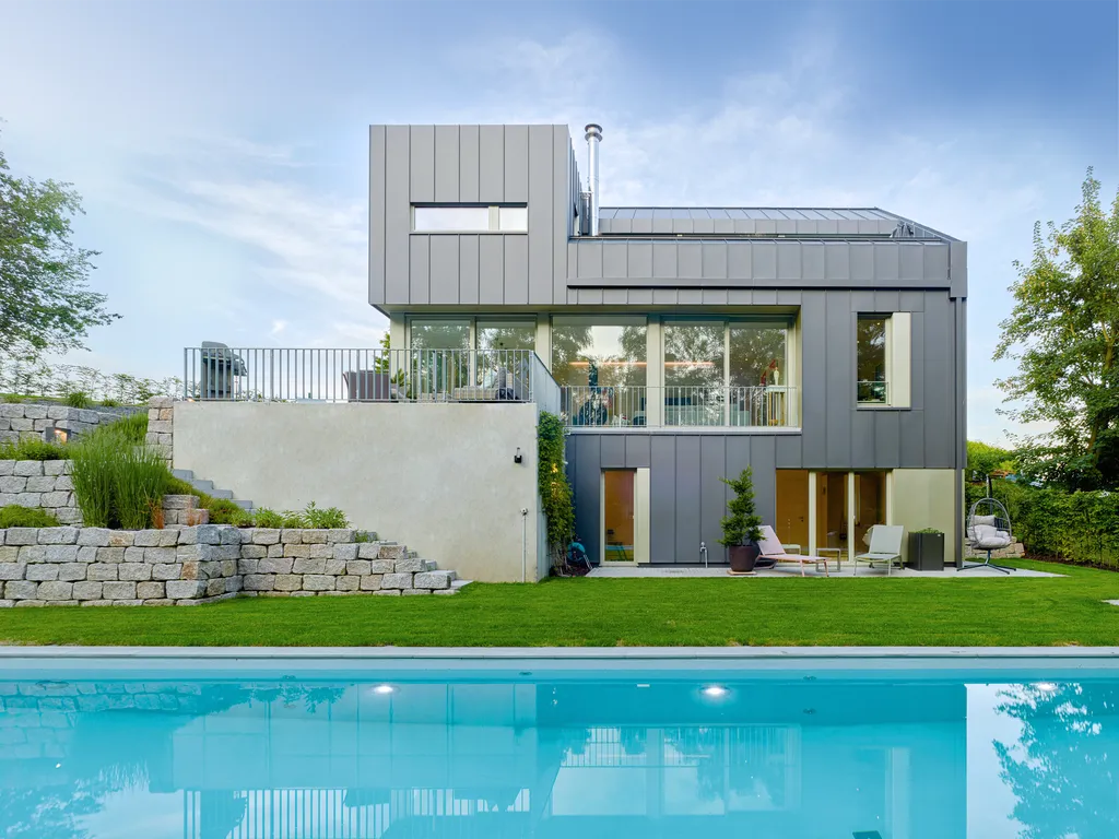 Modernes wohnhaus mit aluminium falzdach und pool