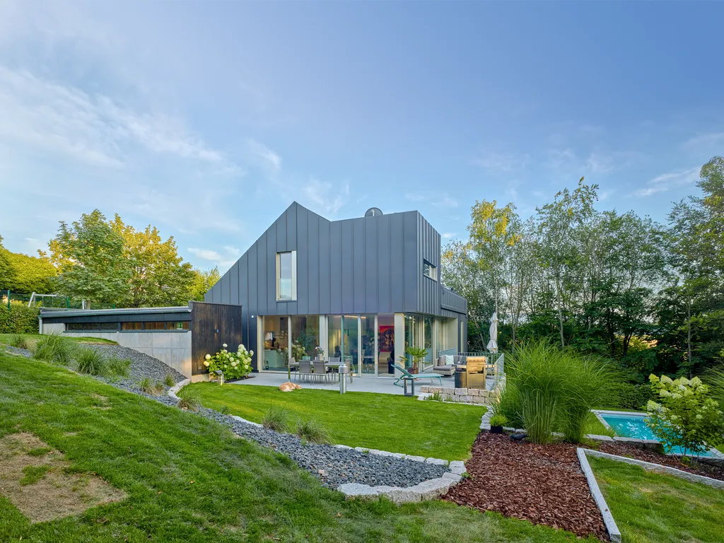 Modernes wohnhaus mit aluminium falzdach