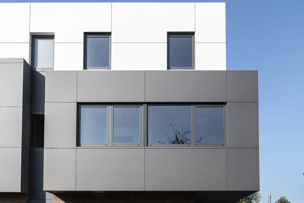 Modernes wohnhaus mit aluminium verbundplatten frontansicht