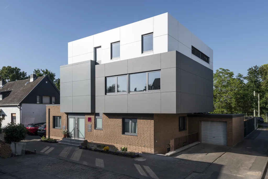 Modernes wohnhaus mit aluminium verbundplatten gesamtansicht