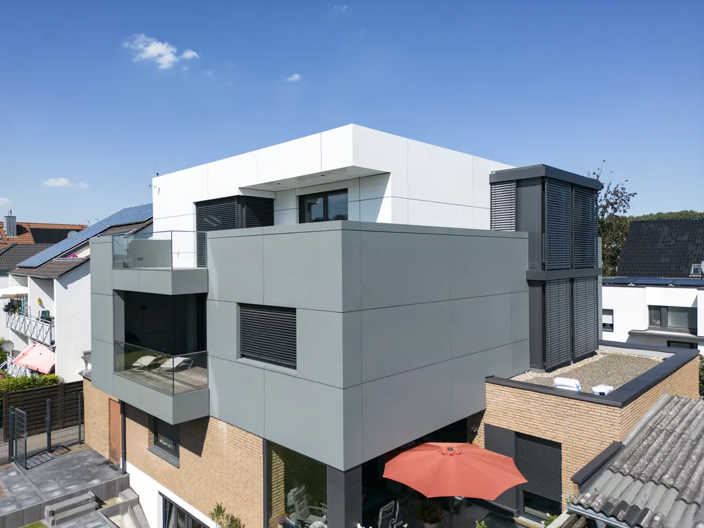 Modernes wohnhaus mit aluminium verbundplatten