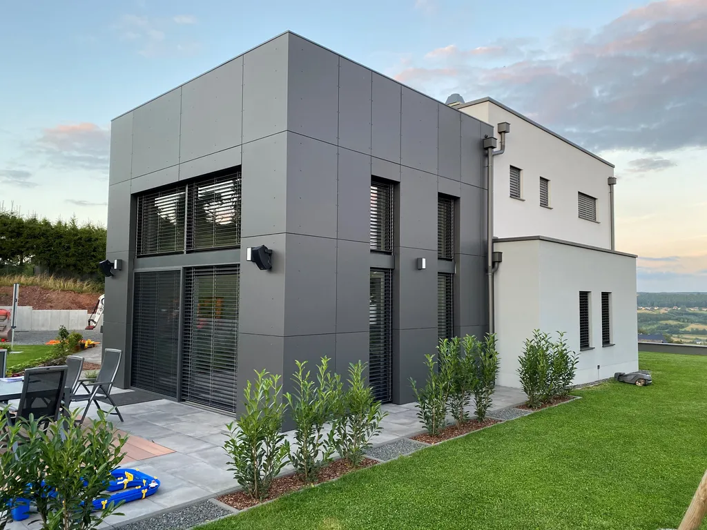 Modernes wohnhaus mit aluminium verbundplattenfassade