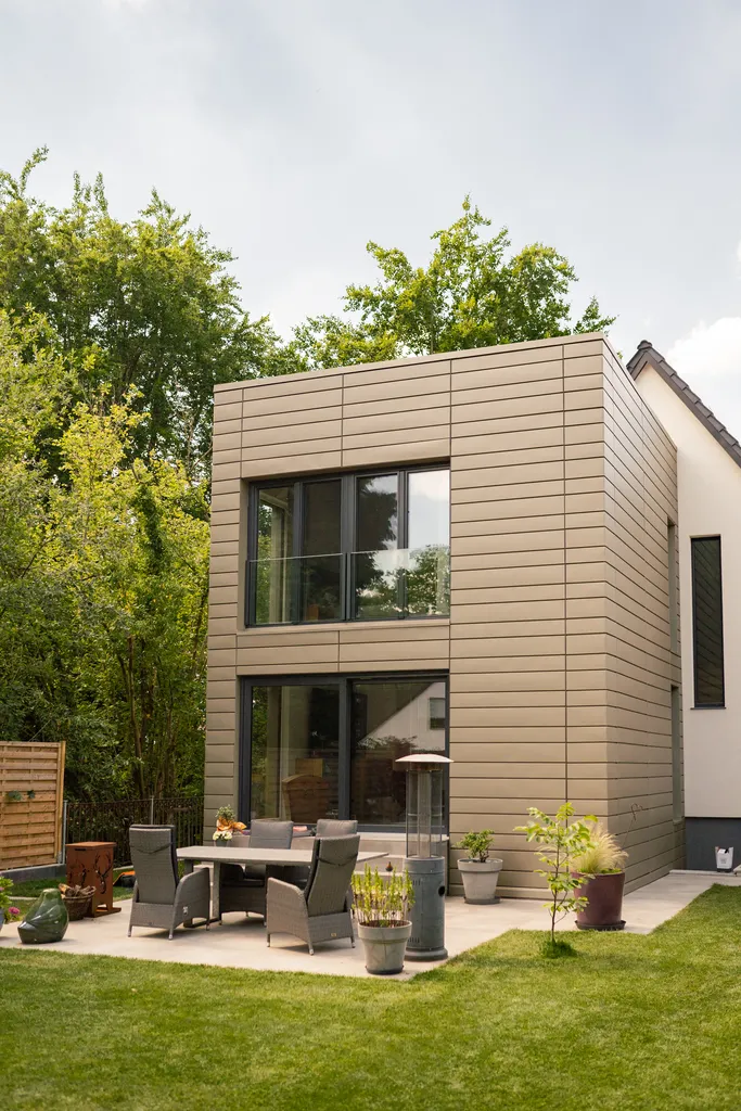 Modernes wohnhaus mit horizontaler aluminiumfassade