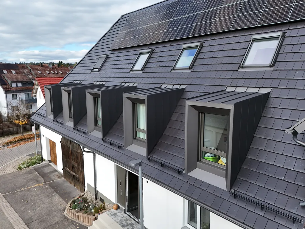 Reihenhaus aluminiumdach mit photovoltaik