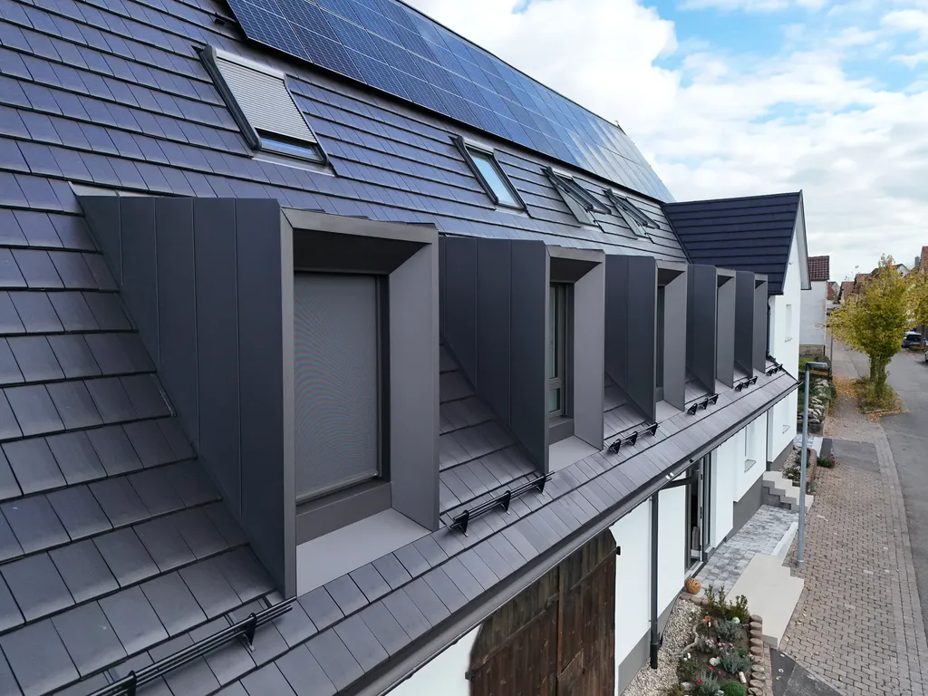 Reihenhaus mit aluminiumdach und dachgauben