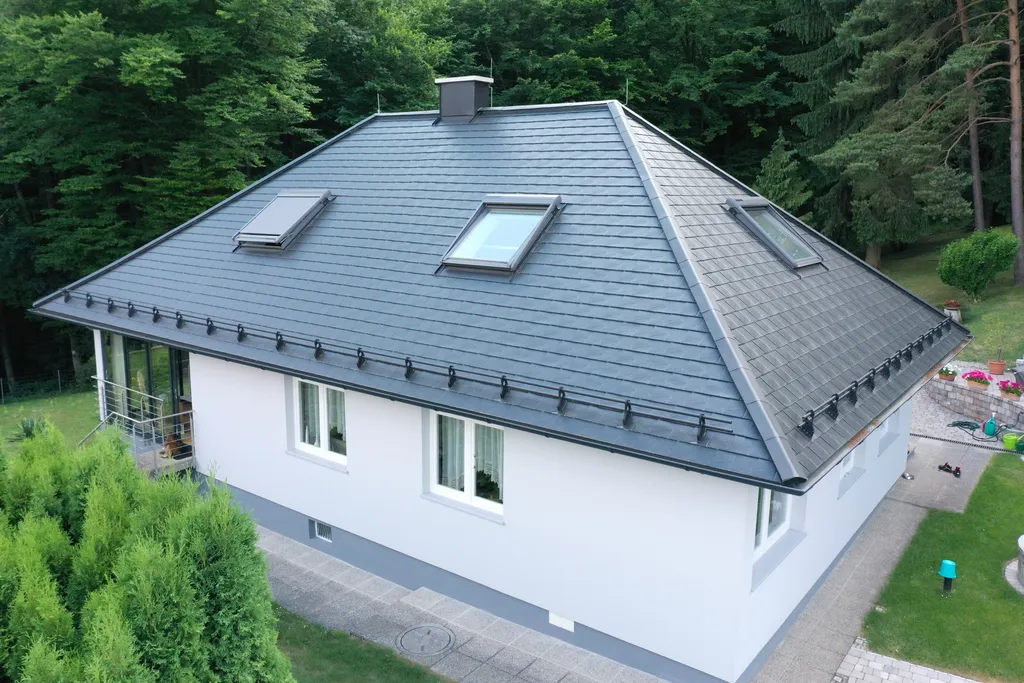 Walmdach mit aluminiumschindeln