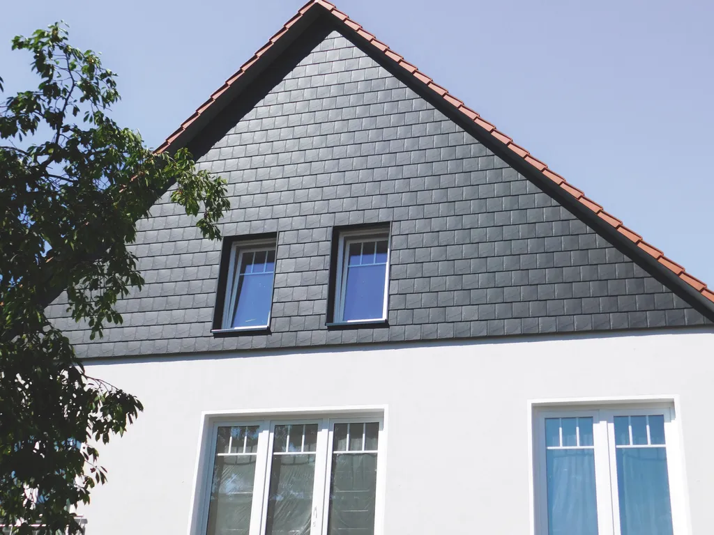 Wohnhaus giebel aluminiumschindeln frontansicht