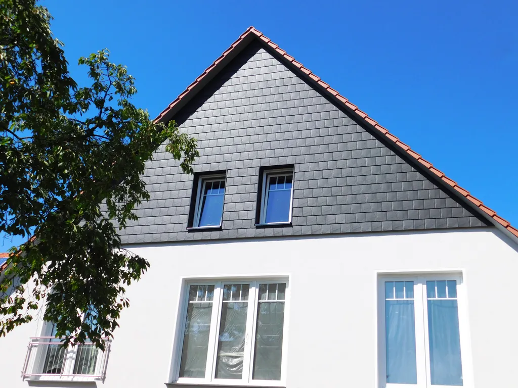 Wohnhaus giebel aluminiumschindeln seitenansicht