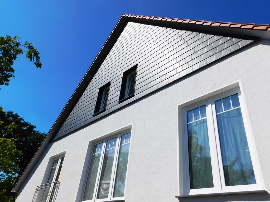 Wohnhaus giebel mit aluminiumschindeln