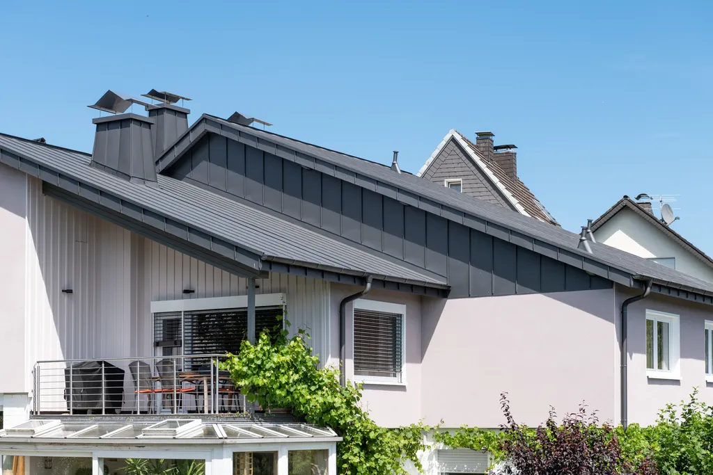 Wohnhaus mit aluminium falzdach und gaube