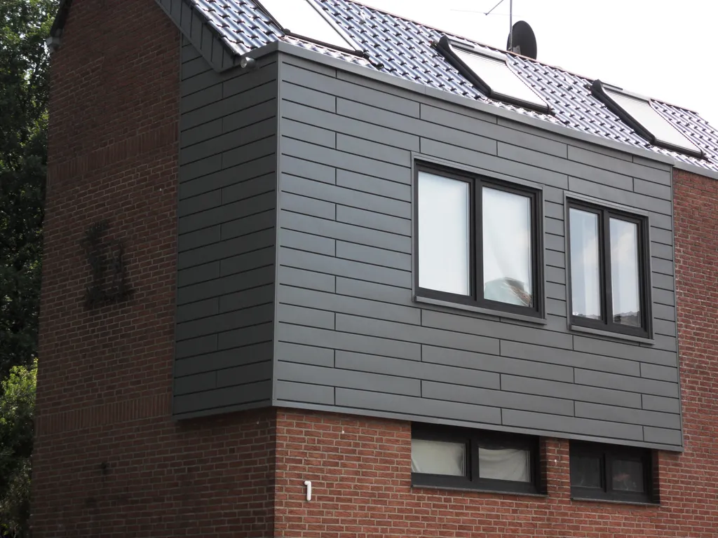 Wohnhaus mit aluminiumfassade anbau