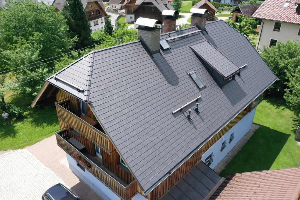 Wohnhaus mit aluminiumschindeldach luftaufnahme