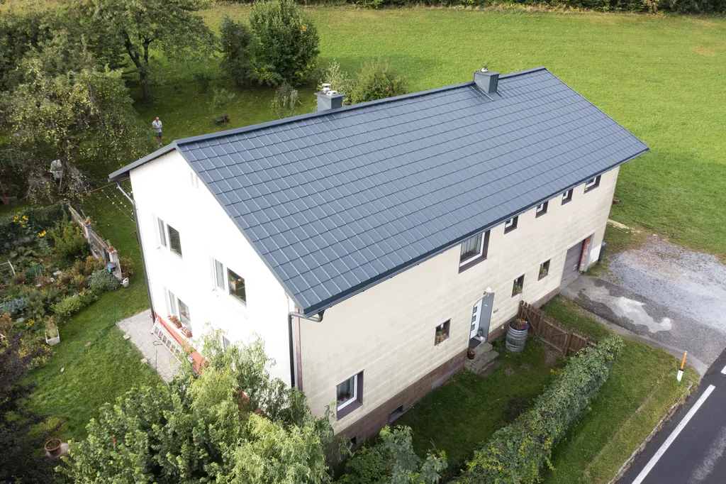 Wohnhaus mit aluminiumschindeldach luftbild