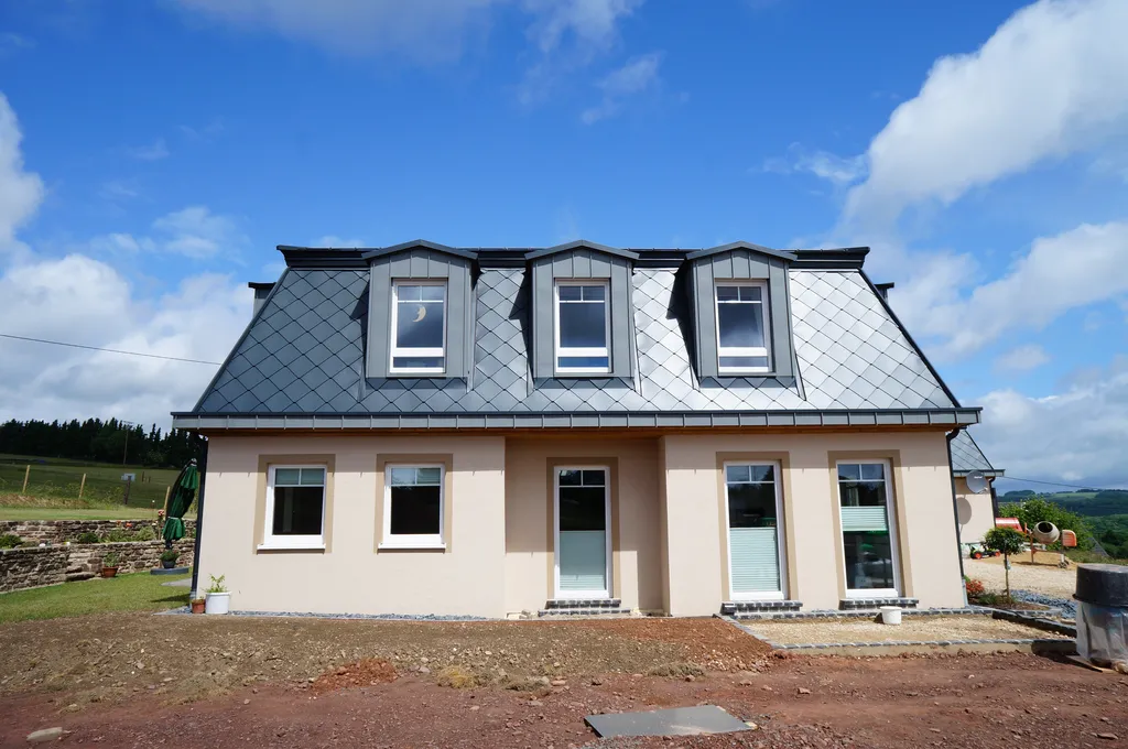 Wohnhaus mit aluminiumschindeldach und drei gauben
