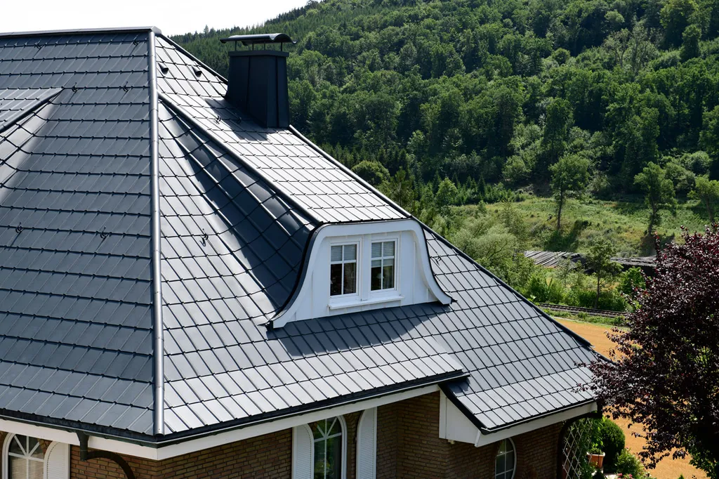 Wohnhaus mit aluminiumschindeldach und gaube