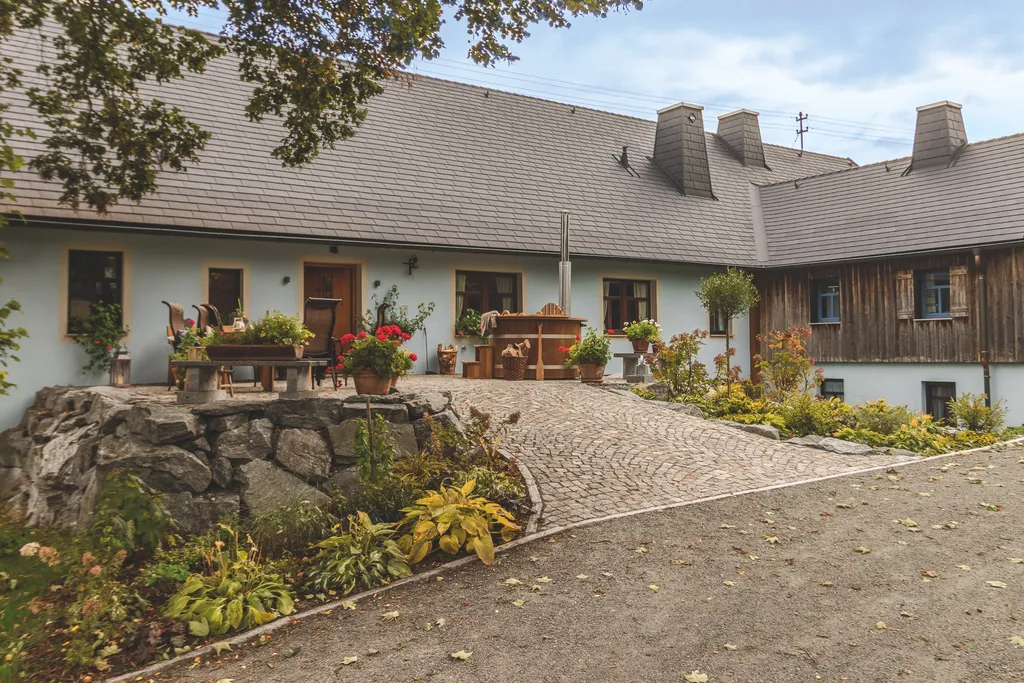 Wohnhaus mit aluminiumschindeldach und innenhof
