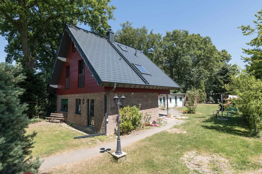 Wohnhaus mit aluminiumschindeldach und photovoltaik
