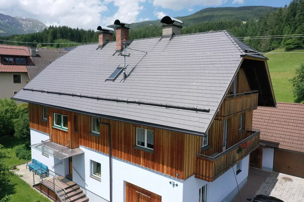 Wohnhaus mit aluminiumschindeldach