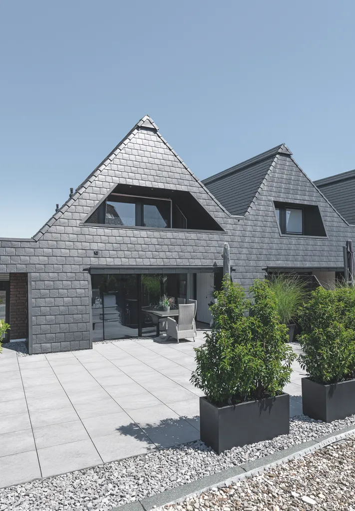 Wohnhaus mit aluminiumschindelfassade frontansicht
