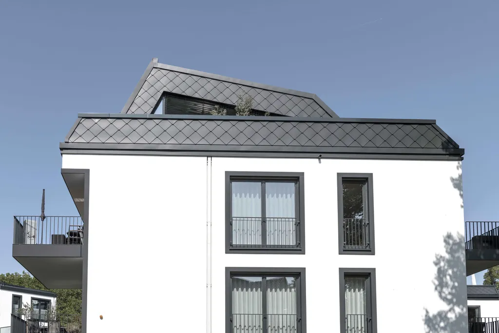 Wohnhaus mit aluminiumverkleidetem dachgeschoss
