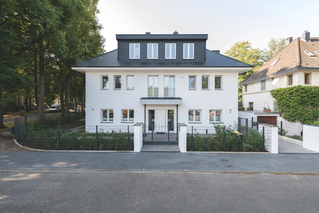 Wohnhaus mit aluminiumverkleideter dachgaube front
