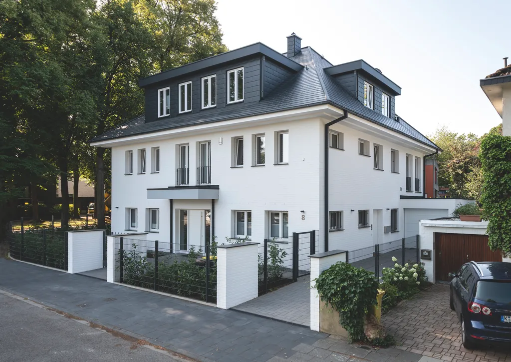 Wohnhaus mit aluminiumverkleideter dachgaube seite