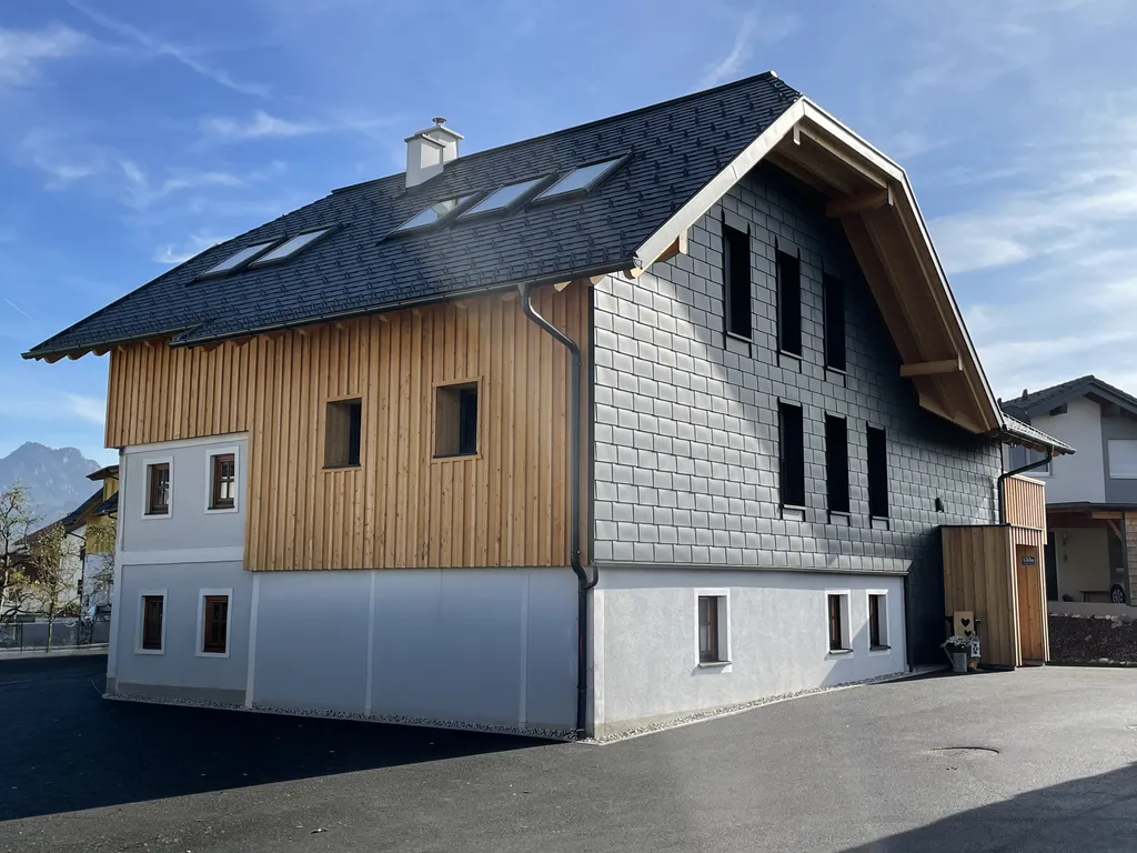 Wohnhaus mit holz und aluminiumfassade