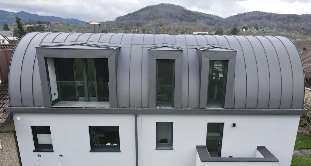 Wohnhaus mit rundem aluminium falzdach