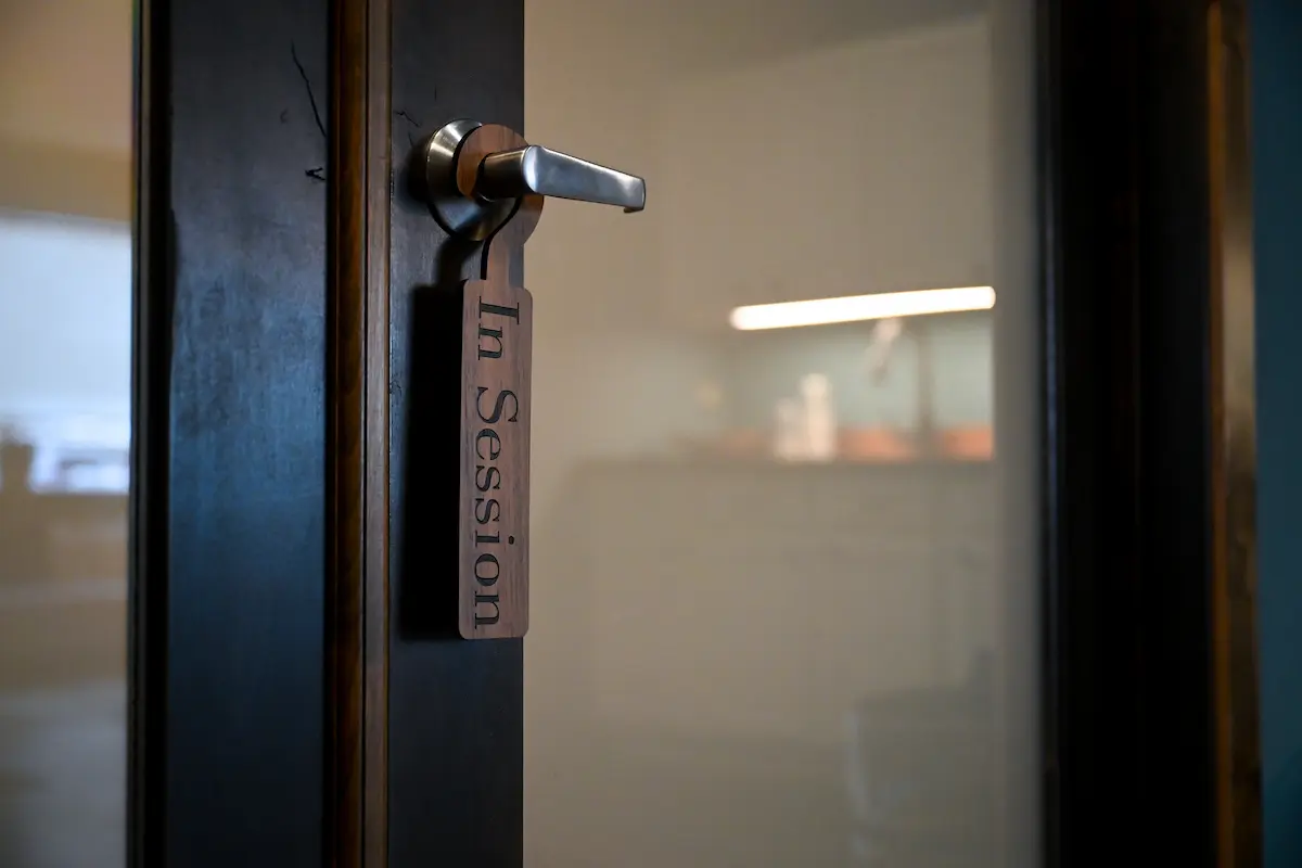 Sign hanging on door handle: Do Not Disturb