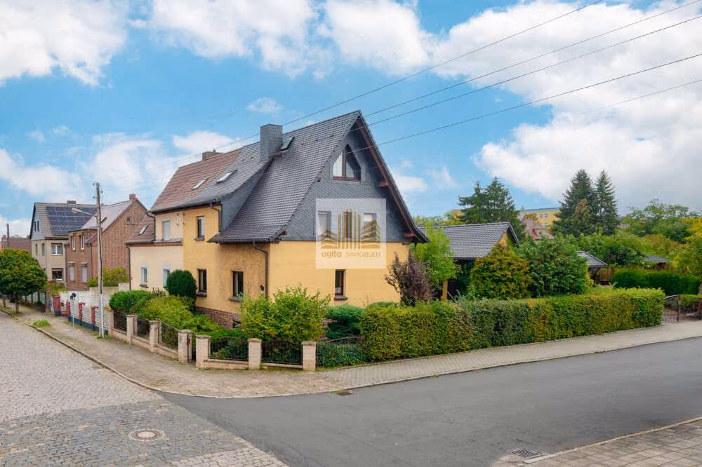 tolles Zweifamilienhaus mit Doppelgarage & großem Grundstück – sofort bezugsbereit