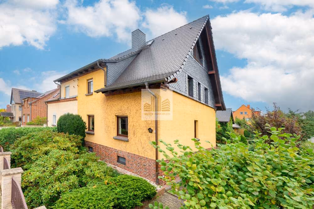 tolles Zweifamilienhaus mit Doppelgarage & großem Grundstück – sofort bezugsbereit