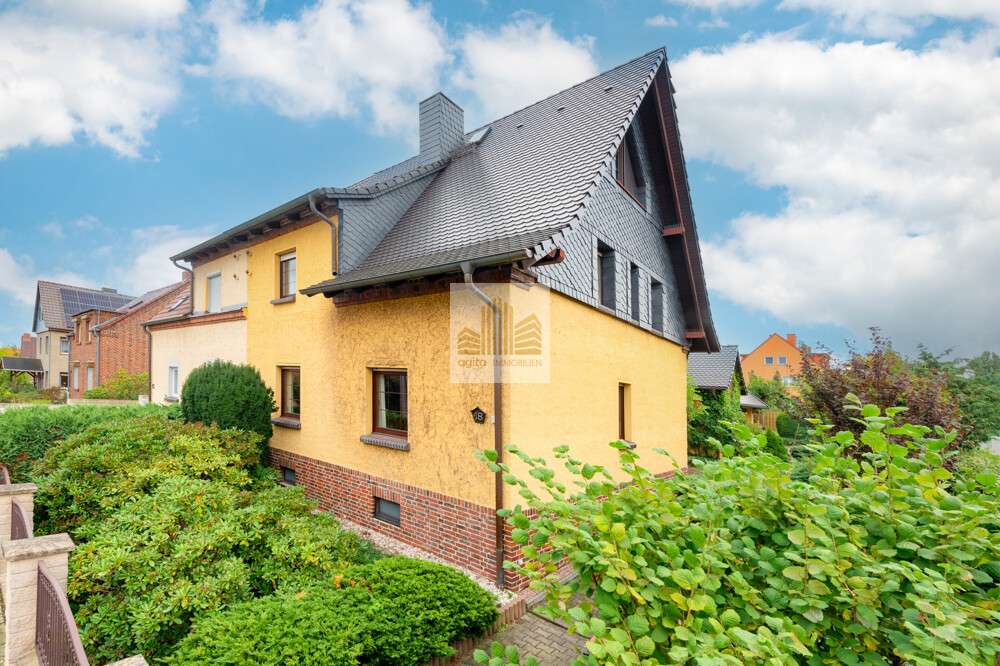 tolles Zweifamilienhaus mit Doppelgarage & großem Grundstück – sofort bezugsbereit