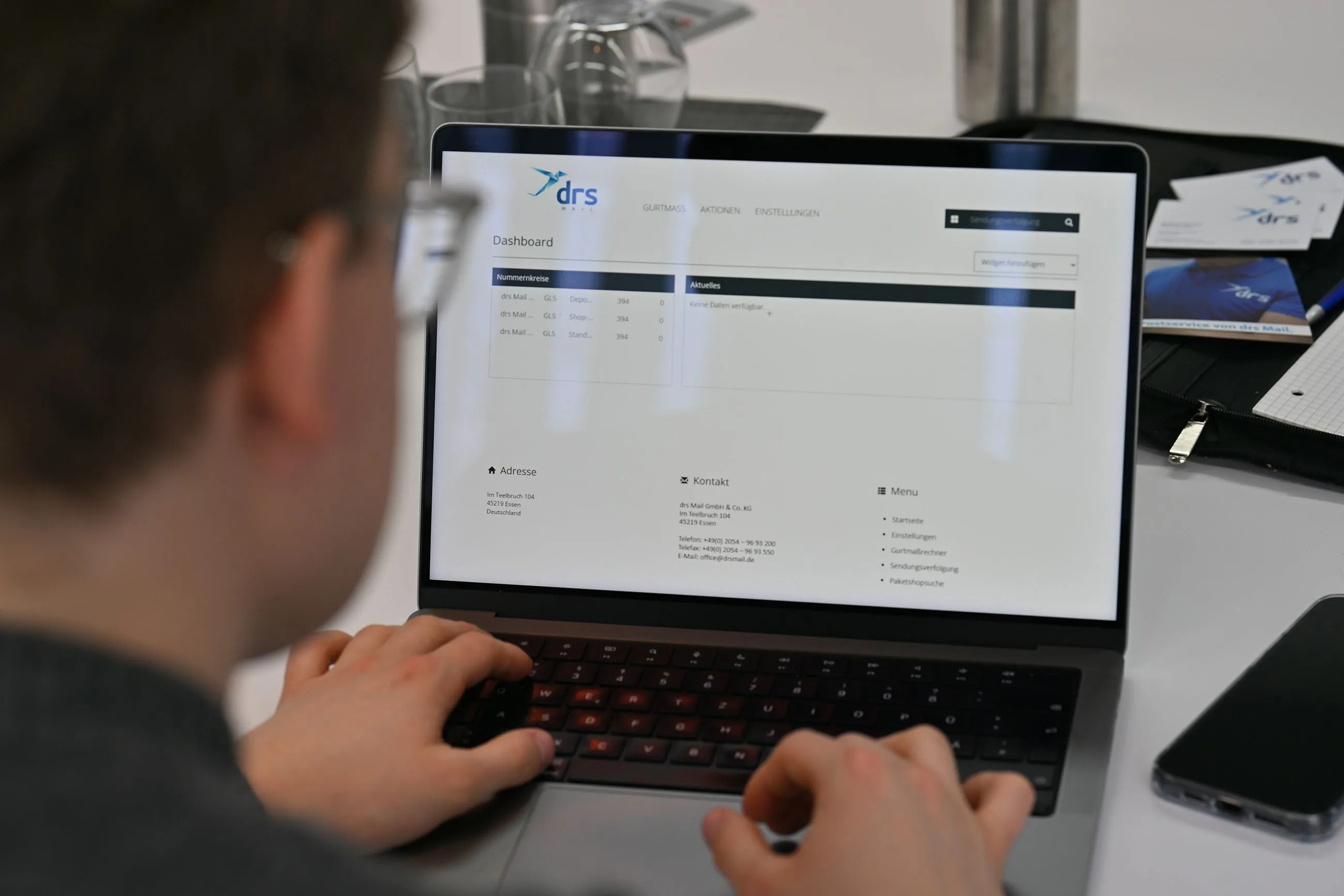 Person, die auf einen Laptop schaut, auf dem ein CRM-System zu sehen ist.